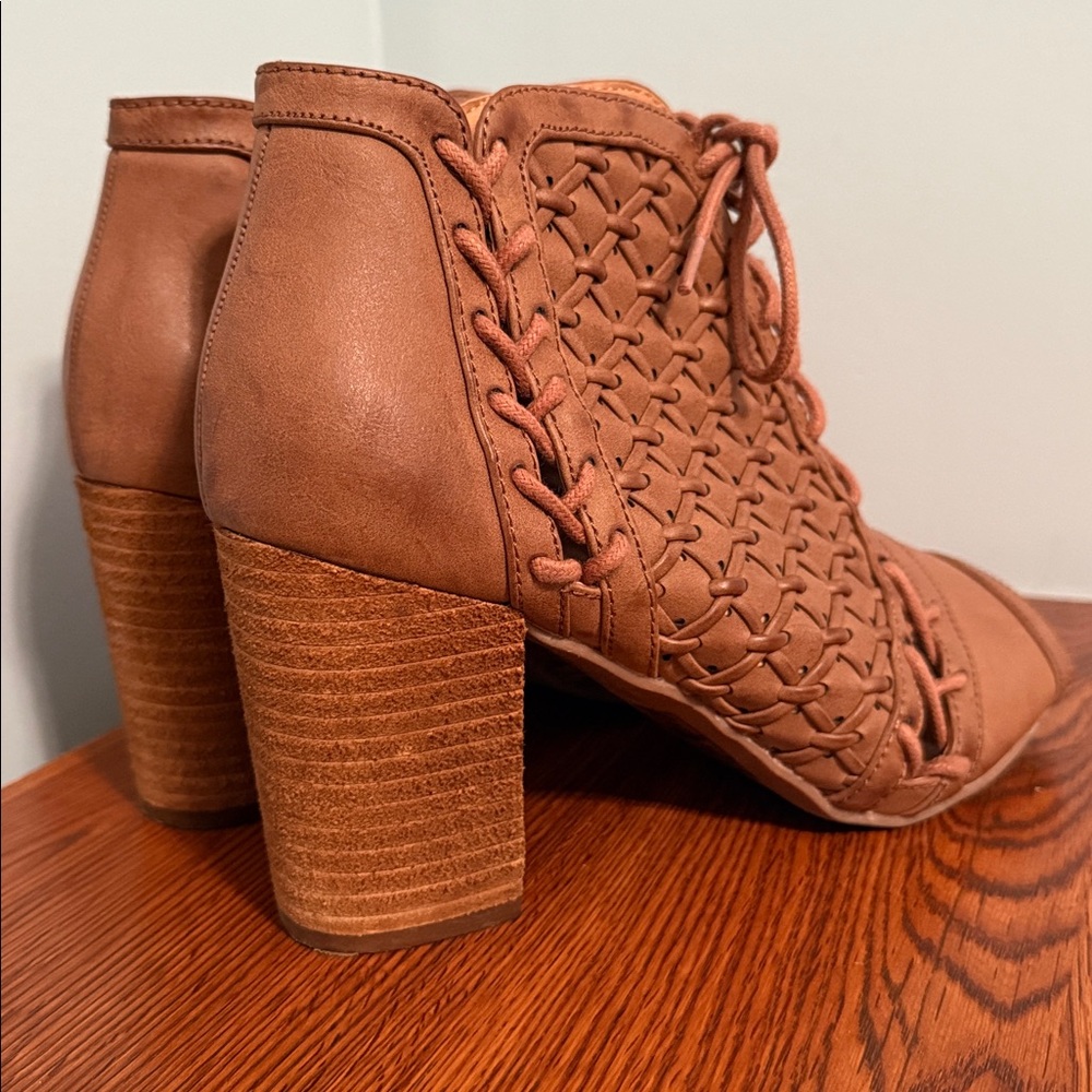 Not Rated. Brown Open Toe Wicker Shoe. Size 9. New without tags. - Picture 2 of 5